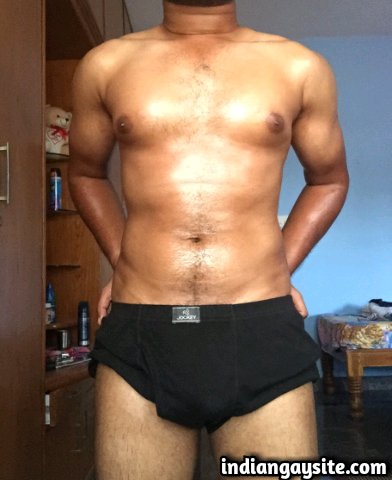 Indian Gay Porn: Sexy desi hunk oiling up his hot body and jerking off