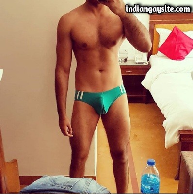 Naked Muscular Hunk Shows Wet Sexy Body