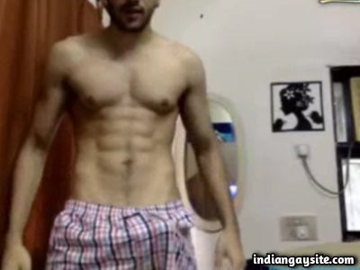 Muscular gay hunk stripping nude on cam show
