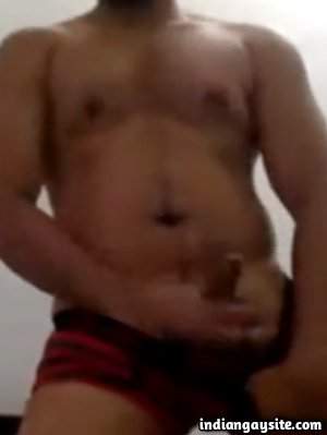 Muscular stripping hunk gets nude on cam show
