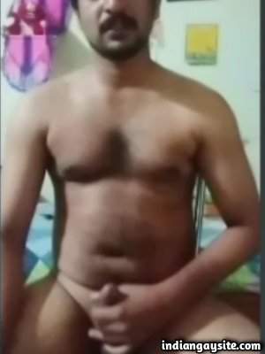 Nude hunky daddy wanking hard on cam show
