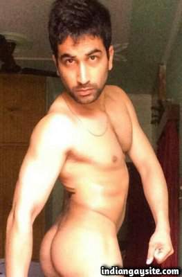 Fit naked hunk shows sexy body in the towel