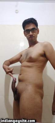 Big dick guy jerking off and teasing ass in nude pics