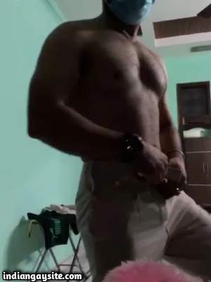 Muscled hot hunk strips for his online fans