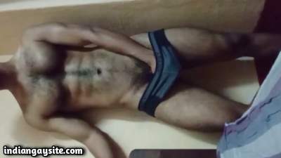 Hairy muscle hunk rubbing his big dick online