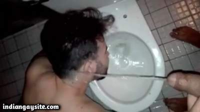 Kinky piss shower on a slutty man in Delhi