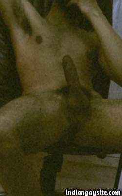 Muscled horny stud sporting a big boner in nude pics