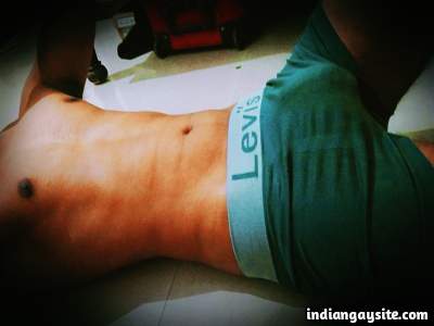 Bulging hot hunk in a sexy tight underwear in pics