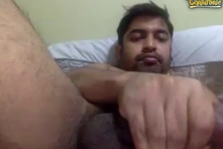 Dick wanker cums a lot on cam in bed